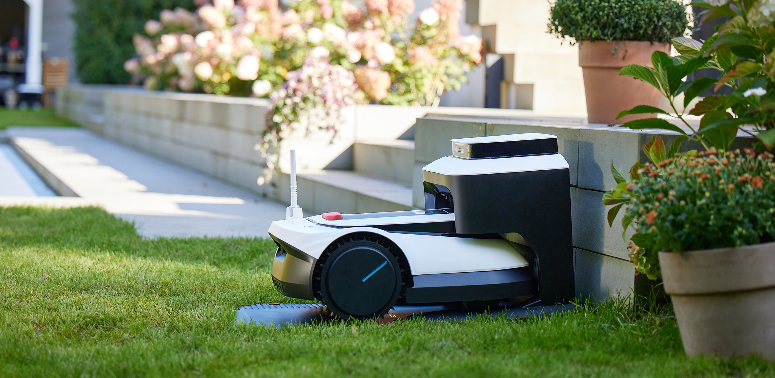 goatroboticlawnmower ECOVACS