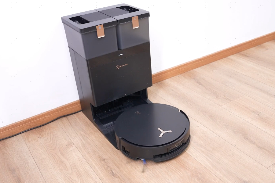 robot vacuum cleaner is returning to station