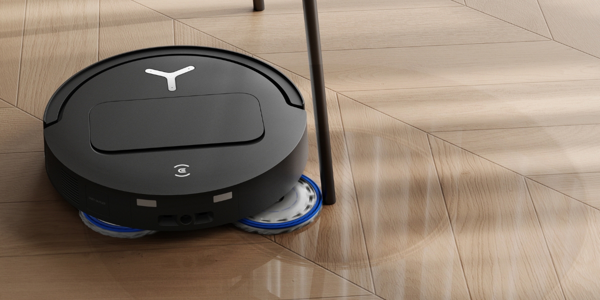 Deebot Saugroboter wischt einen Holzboden