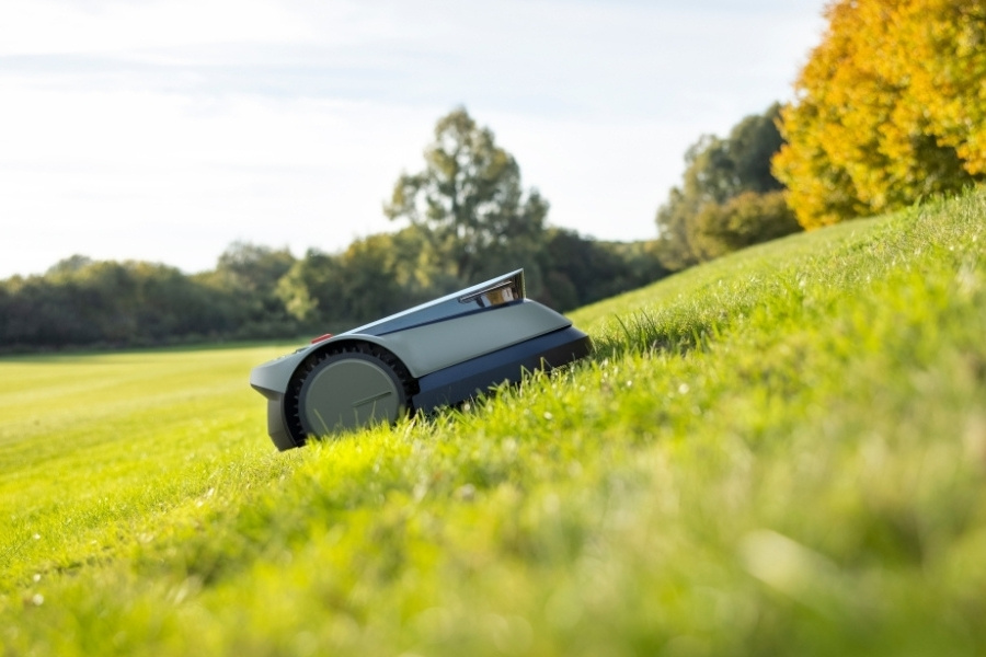 GOAT Mähroboter mäht einen Hang in einem großen Garten