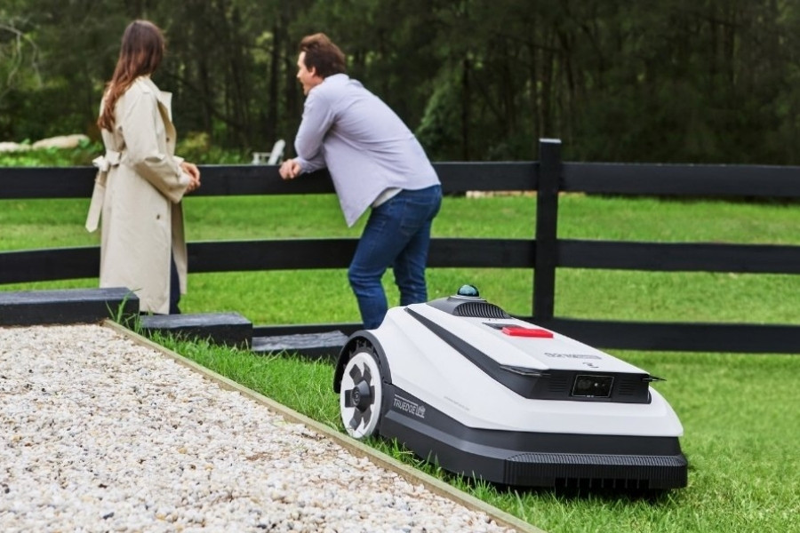 GOAT Maehroboter maht vor einem Paar