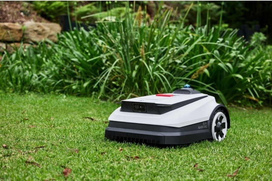 Ein GOAT Maehroboter navigiert durch einen kleinen Garten