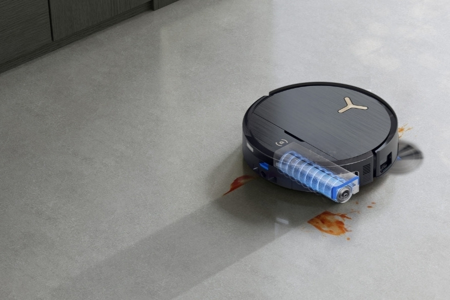 Deebot Saugroboter wischt Ketchupfleck vom Boden
