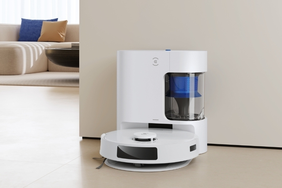 Beutelloser DEEBOT saugroboter an der automatischen entleerungsstation