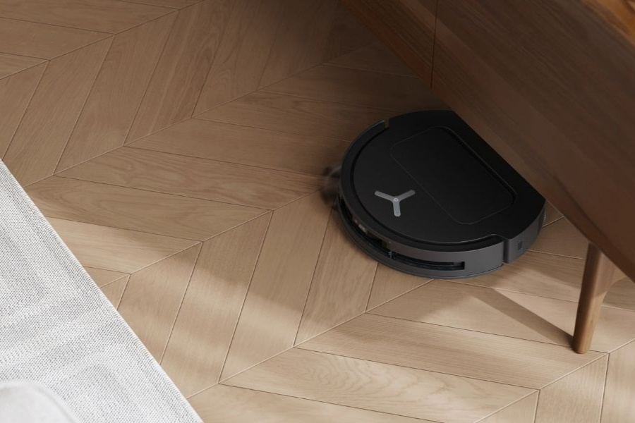 Der DEEBOT saugroboter reinigt unter einem schrank