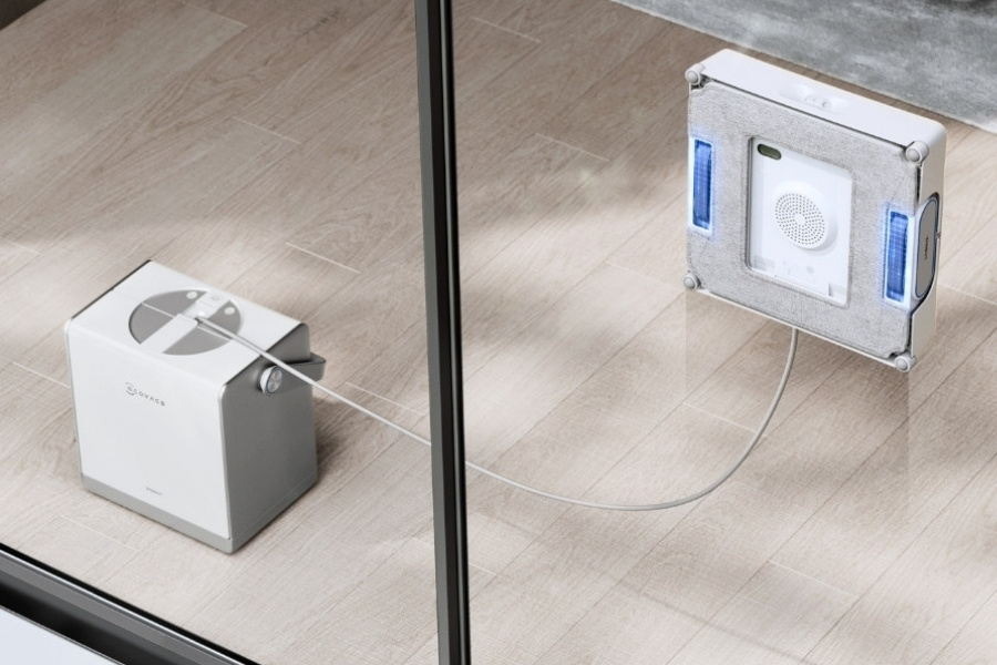 Winbot fensterputzroboter an einer raumhohen glasflache