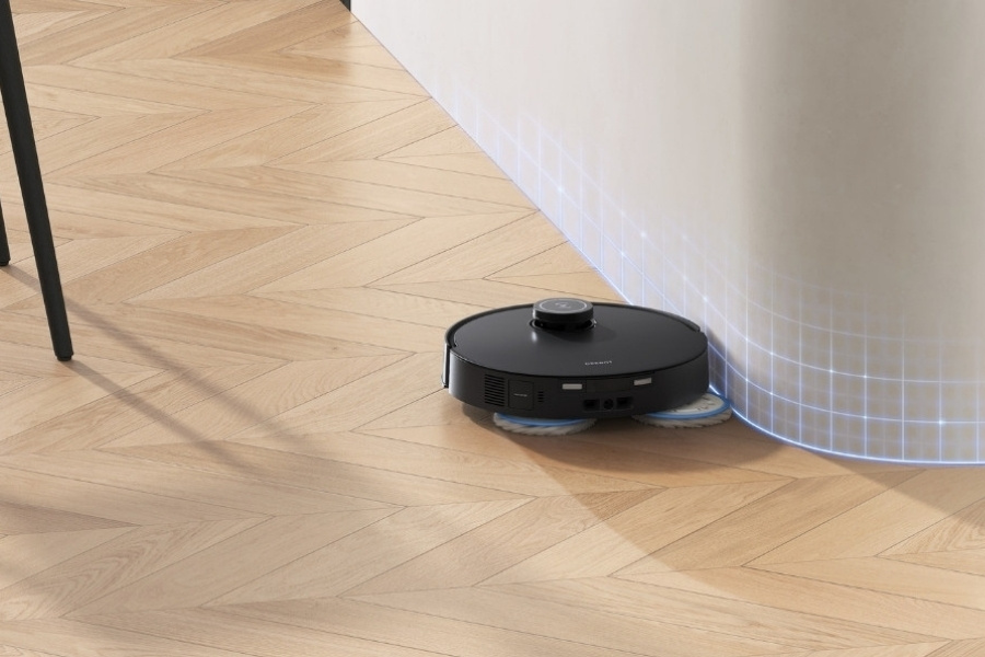 deebot saugroboter reinigt die kante eines hartholzbodens