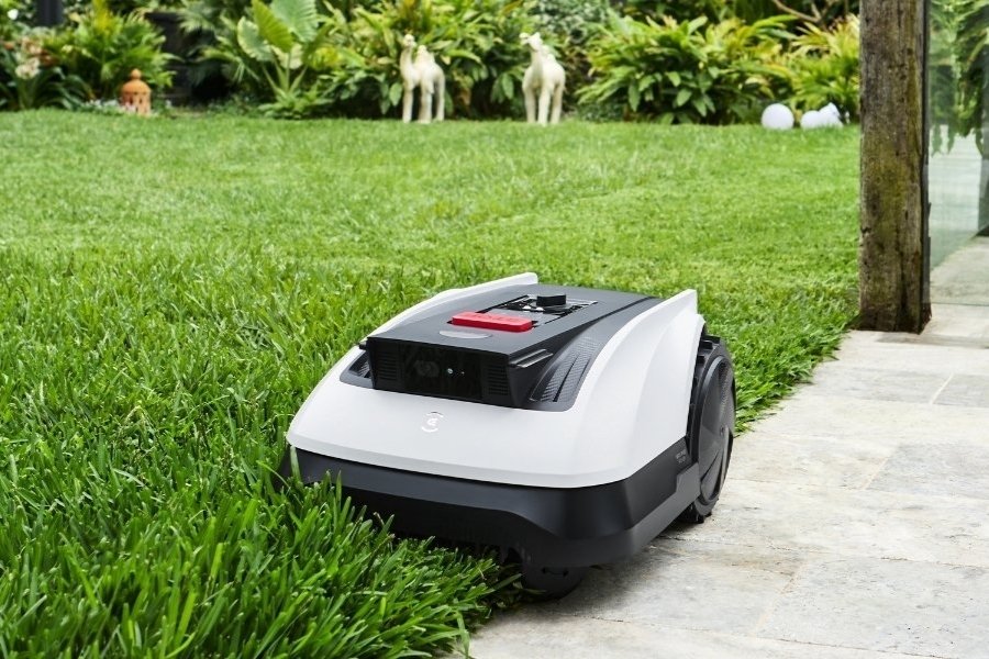 GOAT mahroboter maht gras im garten