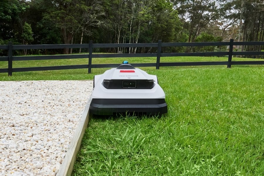 GOAT mahroboter maht den rand des rasens