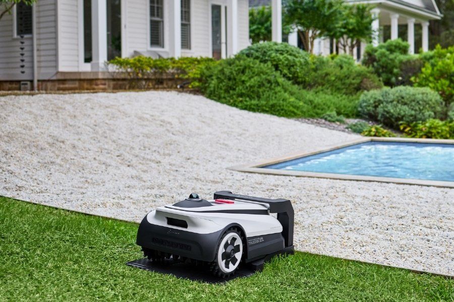 goat mahroboter schneidet die rasenkante