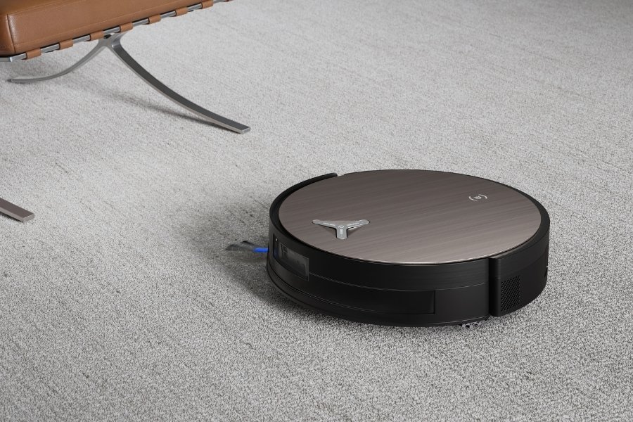 Deebot saugroboter saugt den teppich