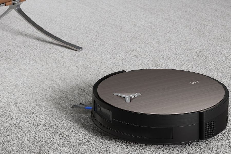 deebot saugroboter reinigt wollteppich in der nahe eines stuhls