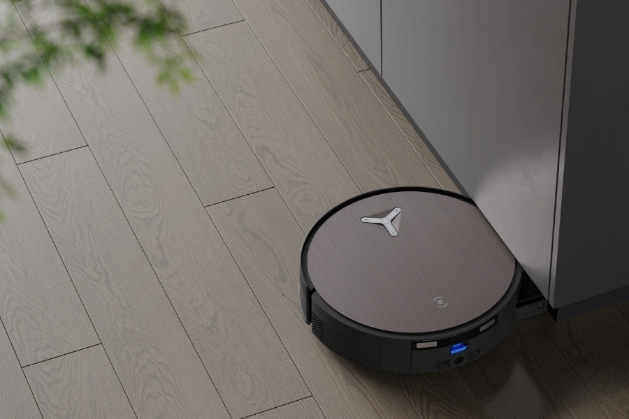 der deebot saugroboter reinigt tannennadeln unter dem schrank