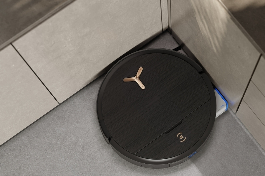 deebot saugroboter reinigt kuchenecke