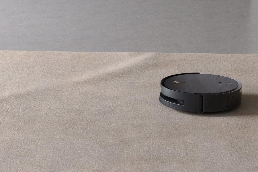 deebot saugroboter reinigt einen jute teppich