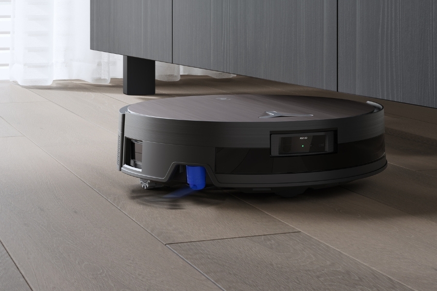 deebot saugroboter reinigt vinylboden unter schrank