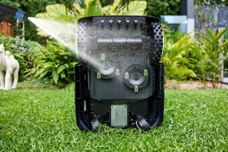 der wasserfeste goat mahroboter wird gereinigt