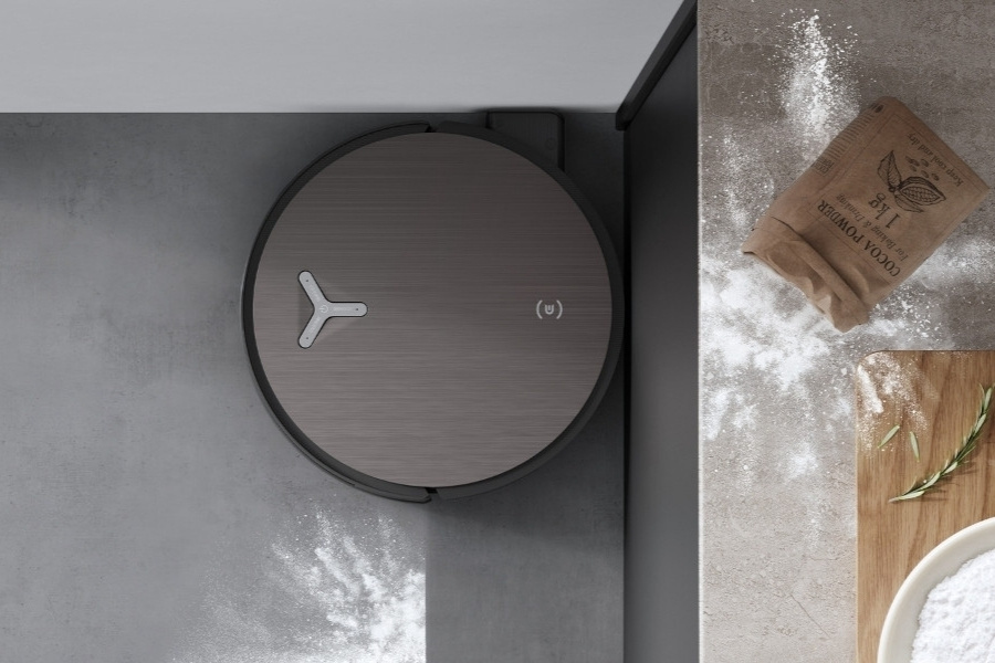 deebot saugroboter reinigt mehl auf travertinboden