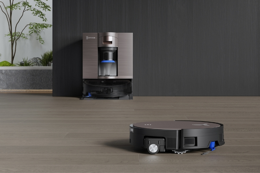 deebot saugroboter reinigt laminatboden vor omni station