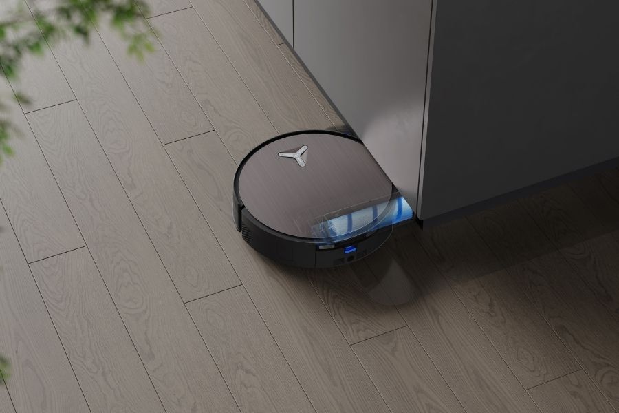 deebot saugroboter wischt die kante des schranks auf vinylboden