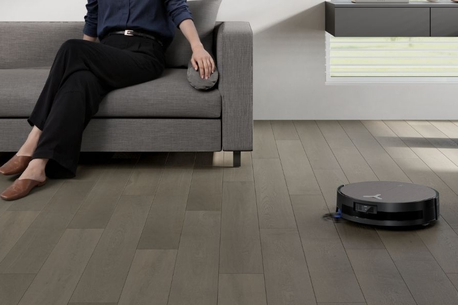 deebot saugroboter reinigt korkboden im wohnzimmer