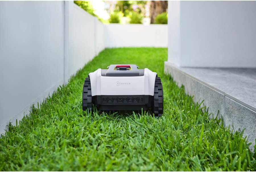 robot tondeuse goat qui tond dans un passage etroit