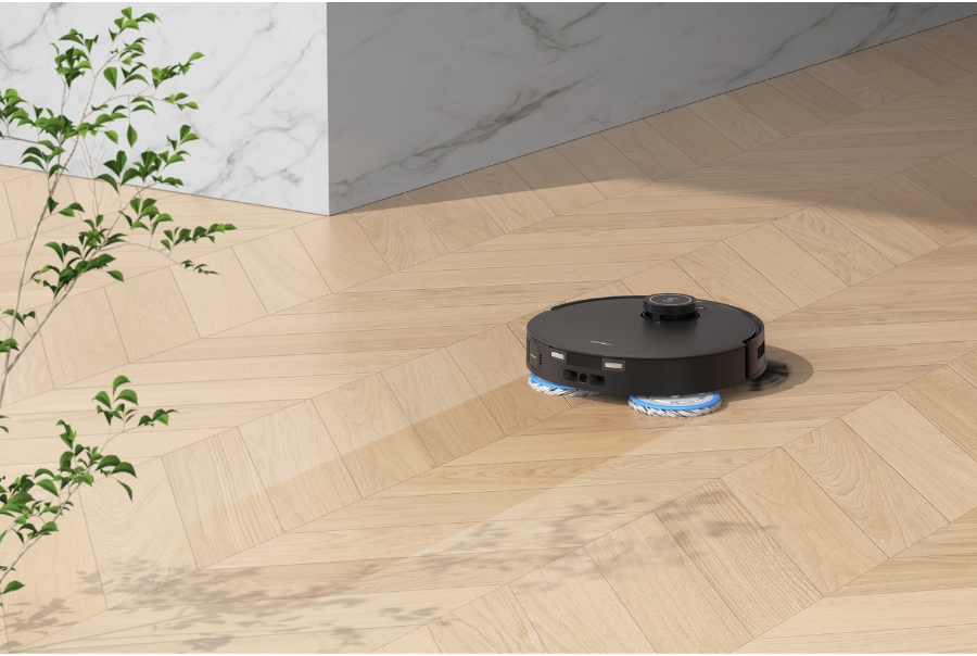 aspirateur robot nettoyant un parquet en bois massif