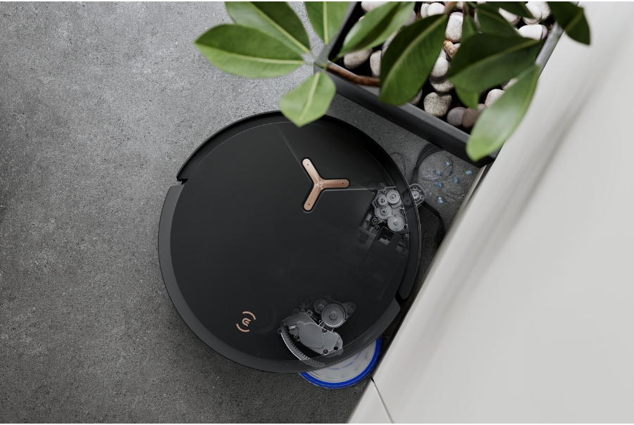 aspirateur robot Deebot à côté d’une plante verte