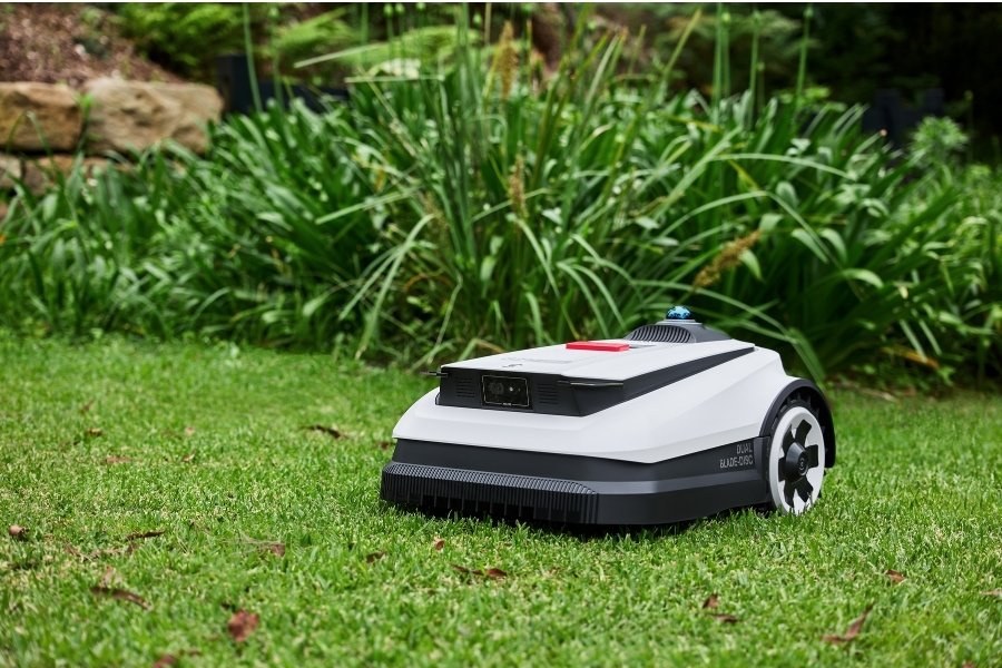 tondeuse à gazon robotisée en forme de chèvre naviguant dans un petit jardin