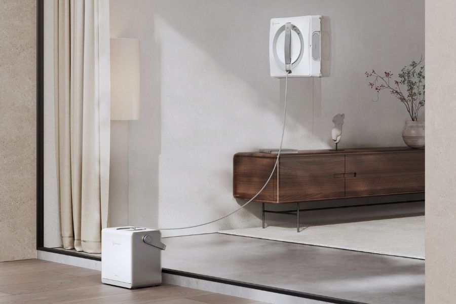 robot lave vitres WINBOT nettoyant une fenetre du sol au plafond