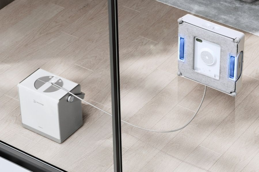 robot lave vitres winbot nettoyant une porte vitree