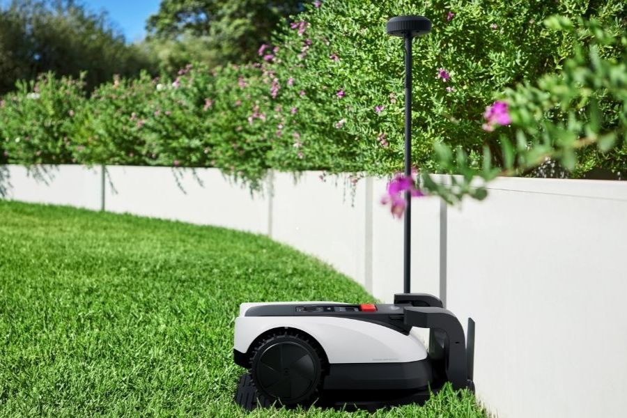 robot tondeuse goat qui se charge a sa station