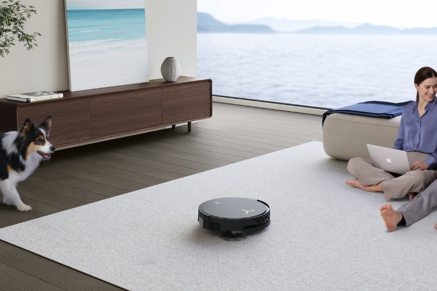 chien qui approche un aspirateur robot deebot