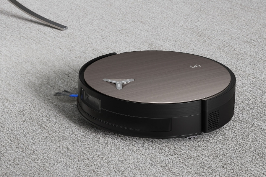 aspirateur robot deebot utilisant une barre batteuse sur un tapis