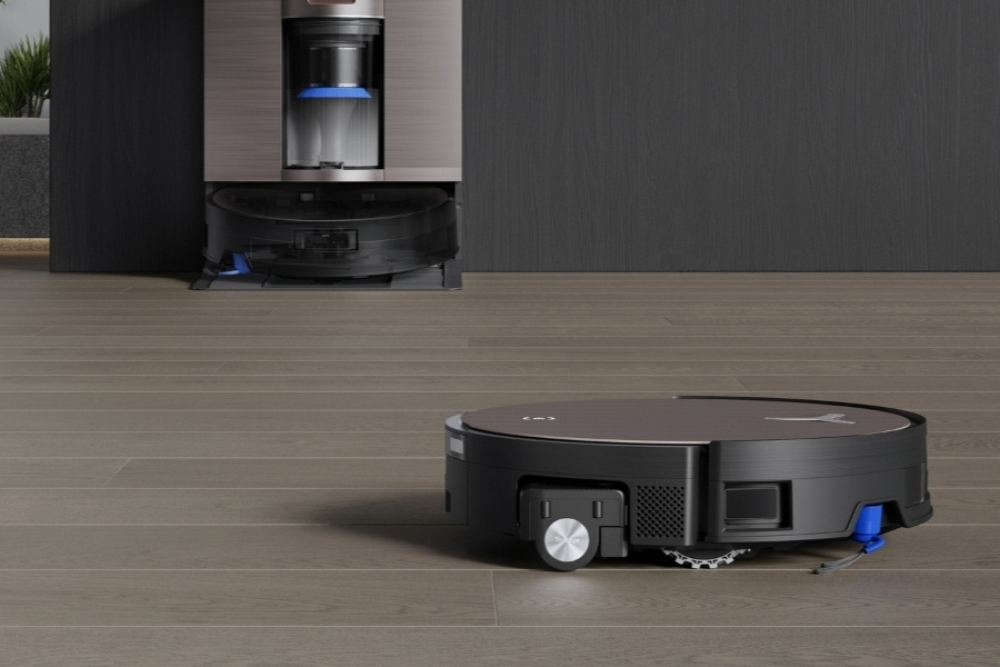 aspirateur robot deebot qui aspire le sol avec sa station au fond