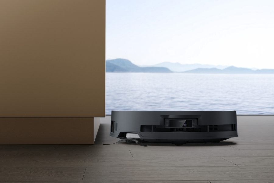 aspirateur robot deebot nettoyant les coins sur un parquet en bois