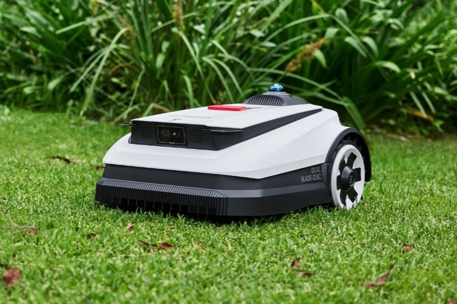 robot tondeuse goat en train de tondre la pelouse