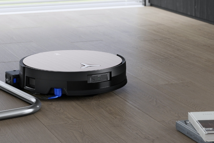 aspirateur robot deebot aspirant un sol stratifie