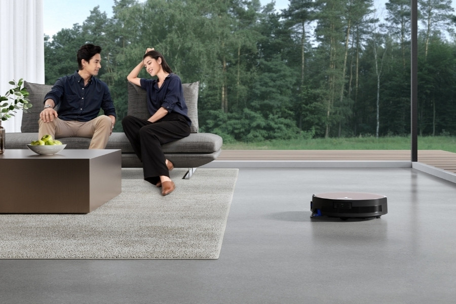 aspirateur robot deebot nettoyant un sol en vinyle dans un salon