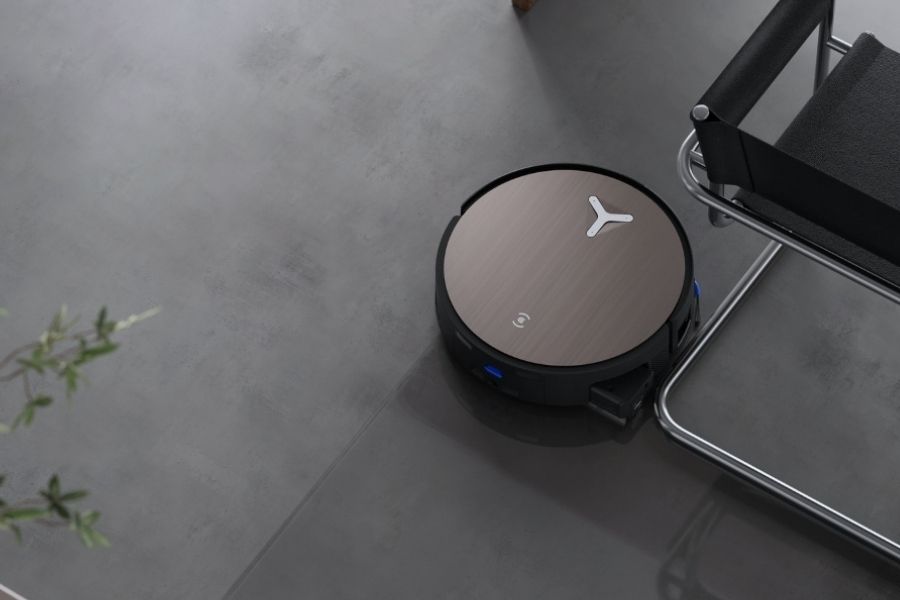 aspirateur robot deebot lavant un sol en carrelage