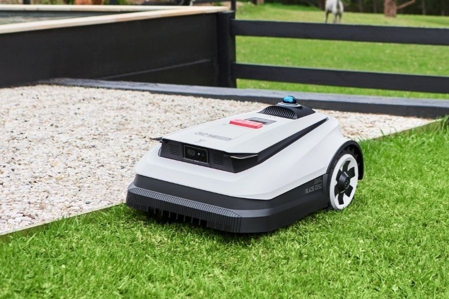 robot tondeuse goat tondant un jardin