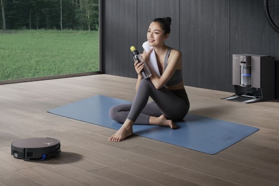 aspirateur robot deebot sur un sol stratifie