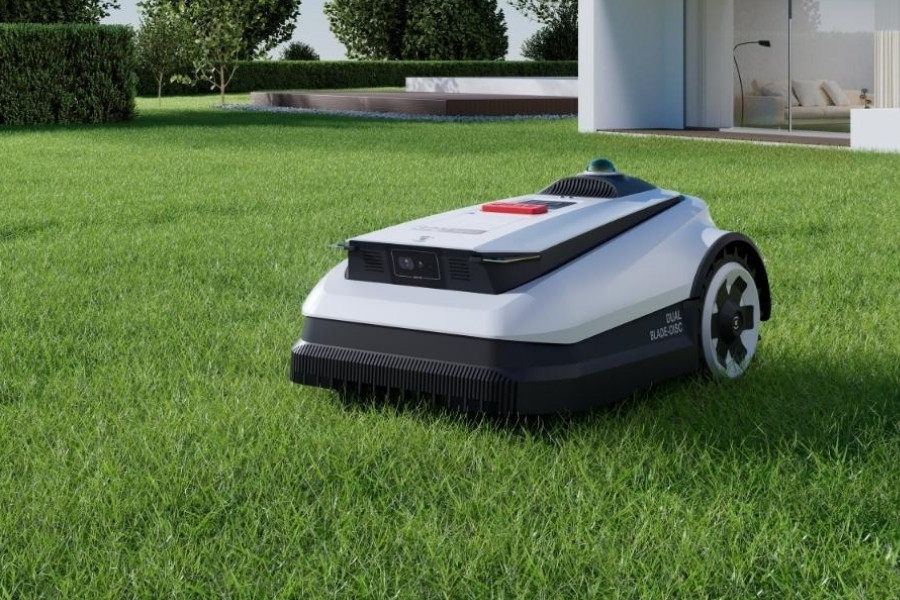 robot tondeuse goat detectant herissons et tuyau arrosage dans jardin