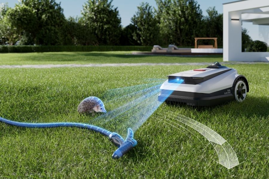 robot tondeuse goat detectant herissons et tuyau arrosage dans jardin