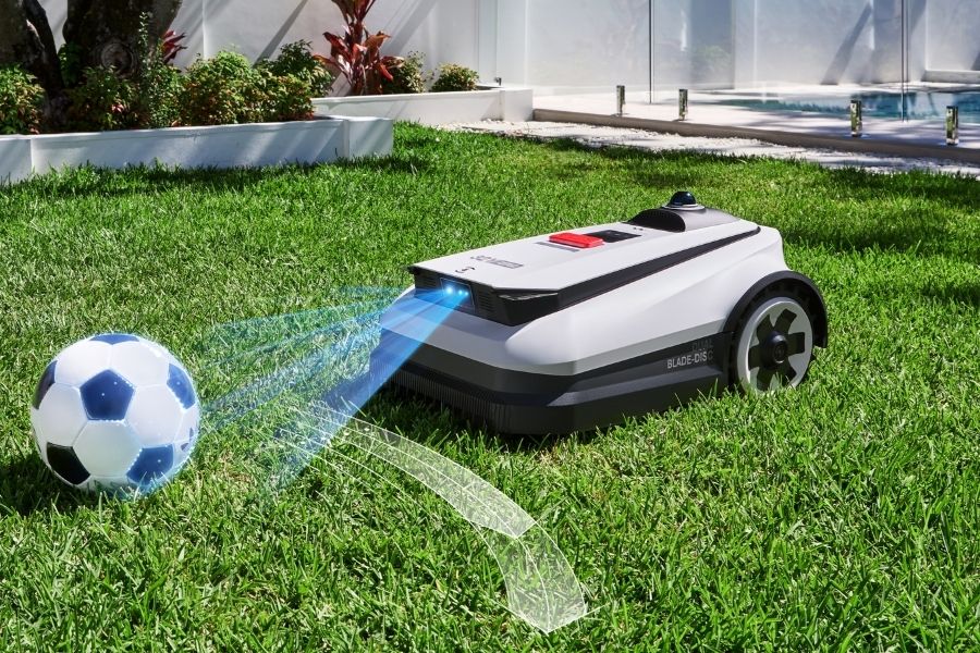 robot tondeuse goat detectant un ballon dans le jardin
