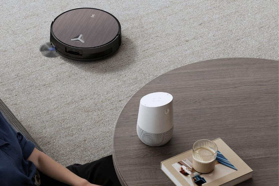 aspirateur robot deebot nettoyant tapis près table basse