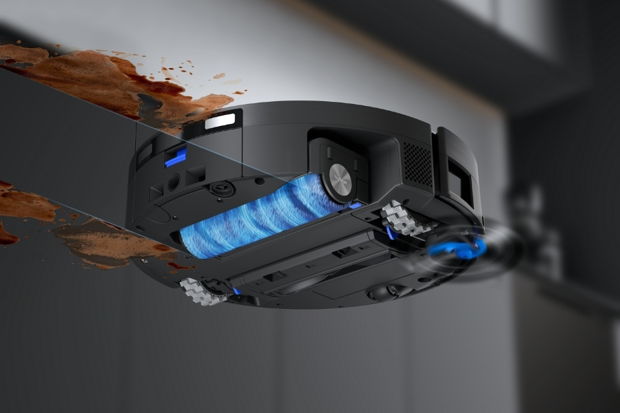 gros plan sur aspirateur robot deebot nettoyant une tache sur le sol