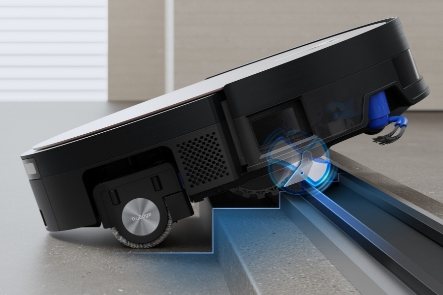 aspirateur robot deebot franchissant un seuil de porte