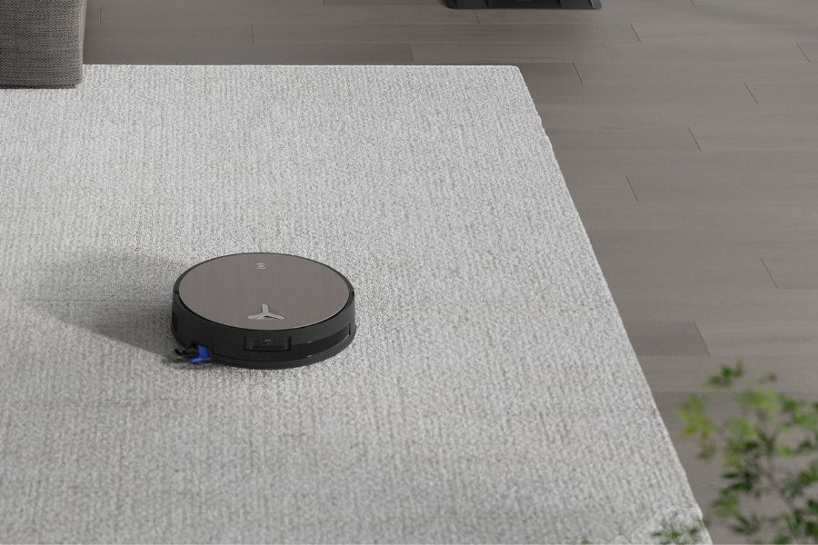 aspirateur robot deebot nettoyant un tapis