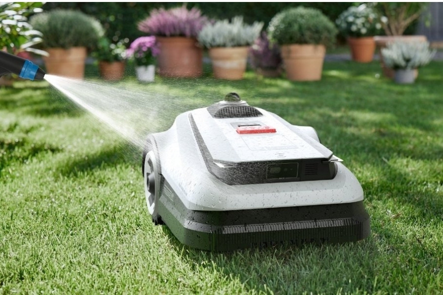 robot tondeuse goat en cours de rincage